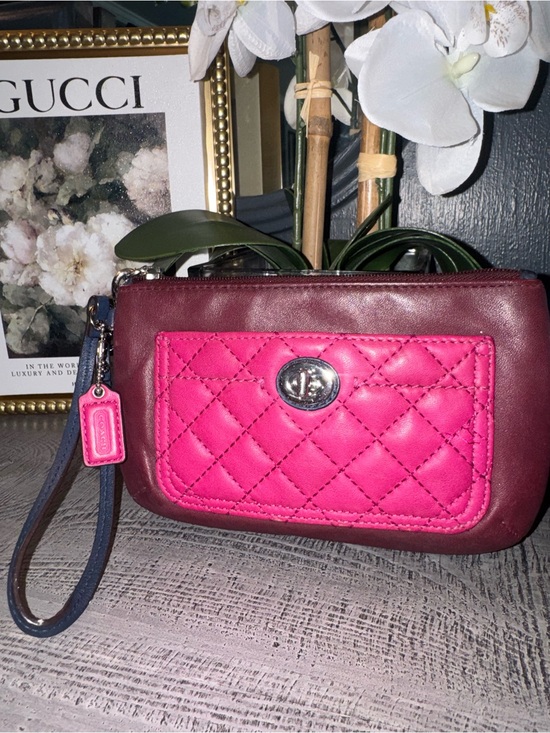 Coach Handbags - Coach Park Color Block Quilted Wristlet LG Size Turn Lock Front Pocket EUC